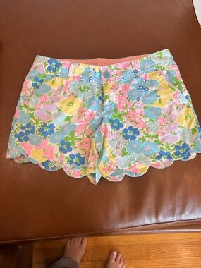 Floral Scallop Hem Women's Shorts - Pastel Multi